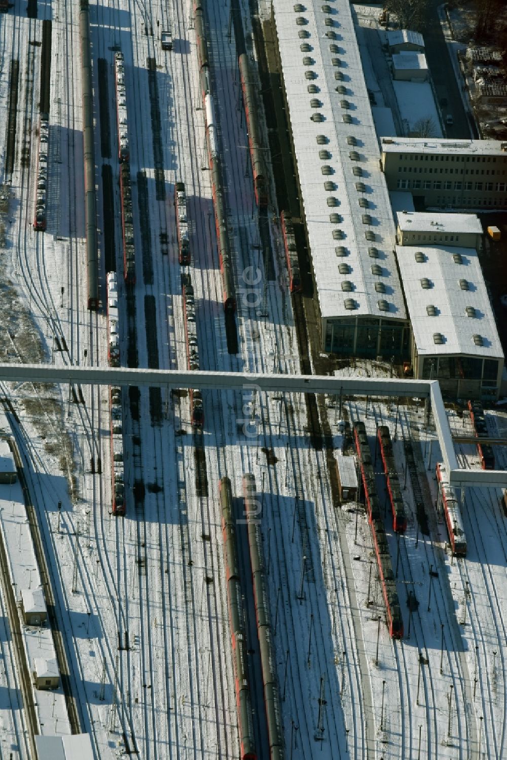 Berlin von oben - Bahnbetriebswerk und Ausbesserungswerk von Zügen des Personentransportes der Baureihe am Bahnhof Lichtenberg in Berlin