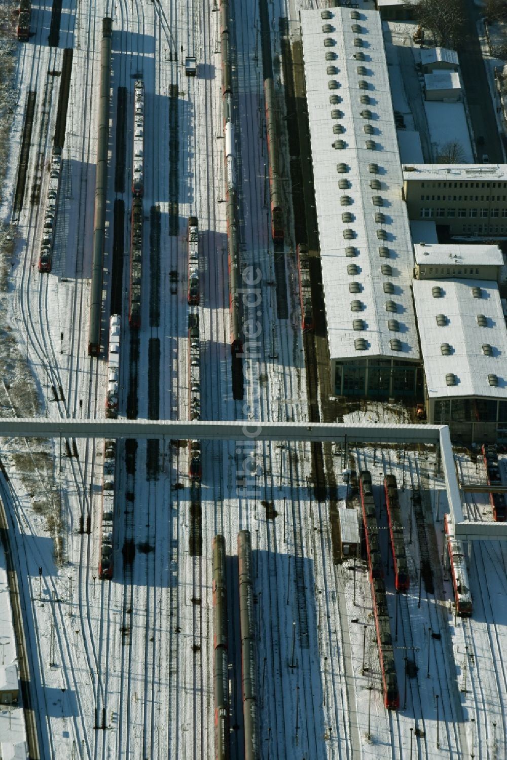 Berlin aus der Vogelperspektive: Bahnbetriebswerk und Ausbesserungswerk von Zügen des Personentransportes der Baureihe am Bahnhof Lichtenberg in Berlin