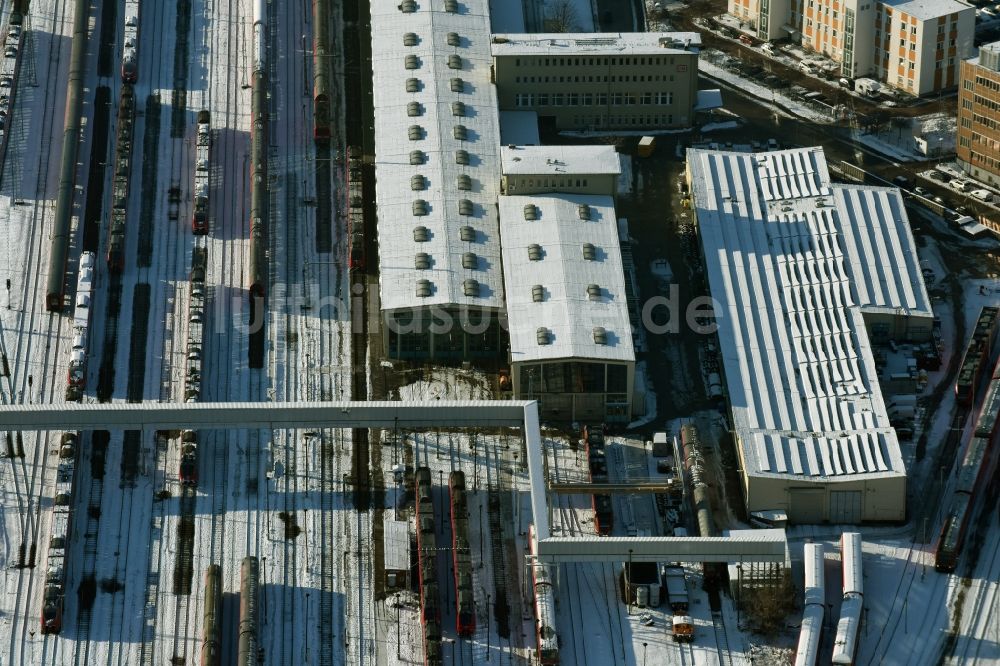 Luftbild Berlin - Bahnbetriebswerk und Ausbesserungswerk von Zügen des Personentransportes der Baureihe am Bahnhof Lichtenberg in Berlin