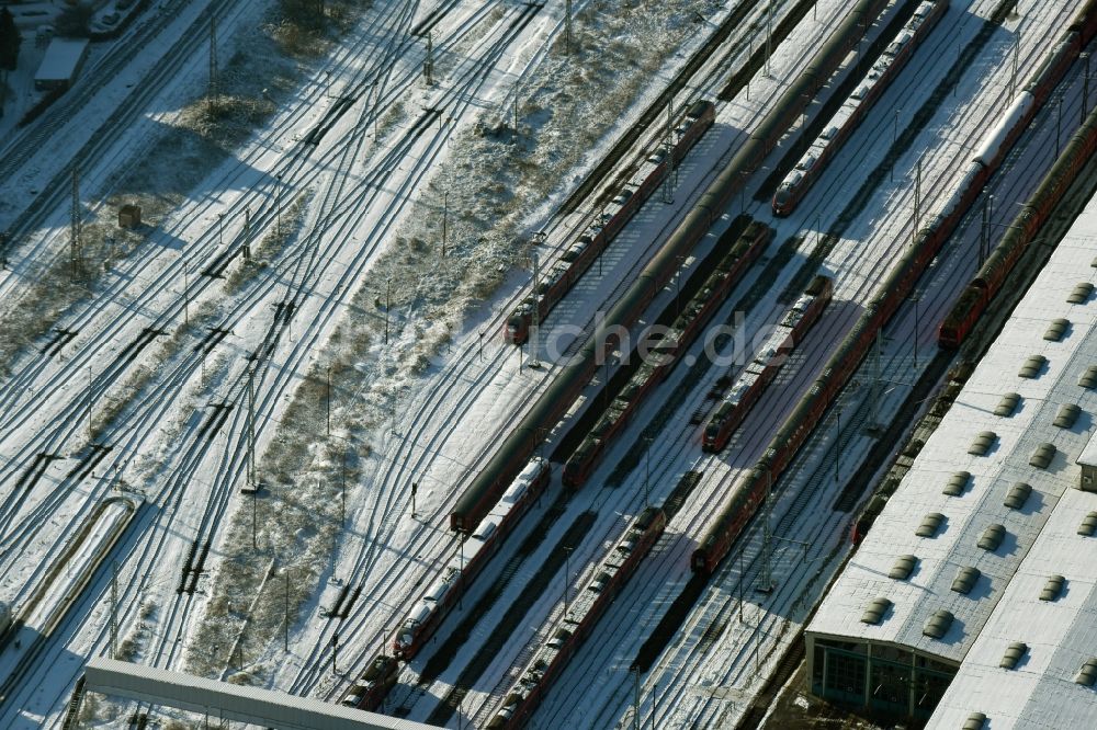 Berlin von oben - Bahnbetriebswerk und Ausbesserungswerk von Zügen des Personentransportes der Baureihe am Bahnhof Lichtenberg in Berlin