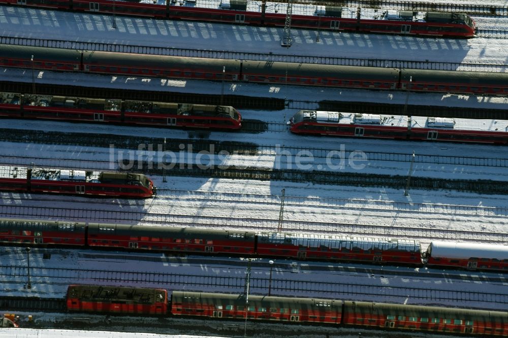 Berlin von oben - Bahnbetriebswerk und Ausbesserungswerk von Zügen des Personentransportes der Baureihe am Bahnhof Lichtenberg in Berlin