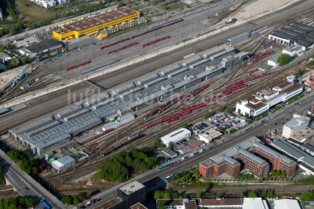 München von oben - Bahnbetriebswerk und Ausbesserungswerk von Zügen des Personentransportes der Baureihe ICE in München im Bundesland Bayern, Deutschland