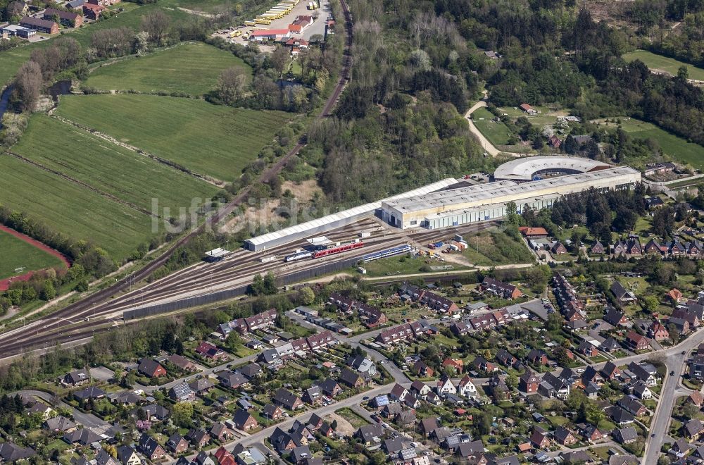 Luftbild Husum - Bahnbetriebswerk und Ausbesserungswerk von Zügen des Personentransportes im Ortsteil Rödemis in Husum im Bundesland Schleswig-Holstein