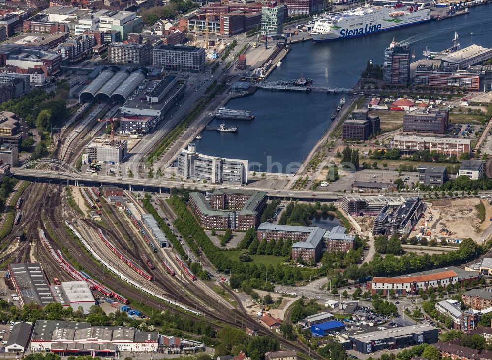 Luftaufnahme Kiel - Bahnbetriebswerk und Rangiergleise für Züge des Personentransportes im Ortsteil Mitte - Gaarden in Kiel im Bundesland Schleswig-Holstein, Deutschland