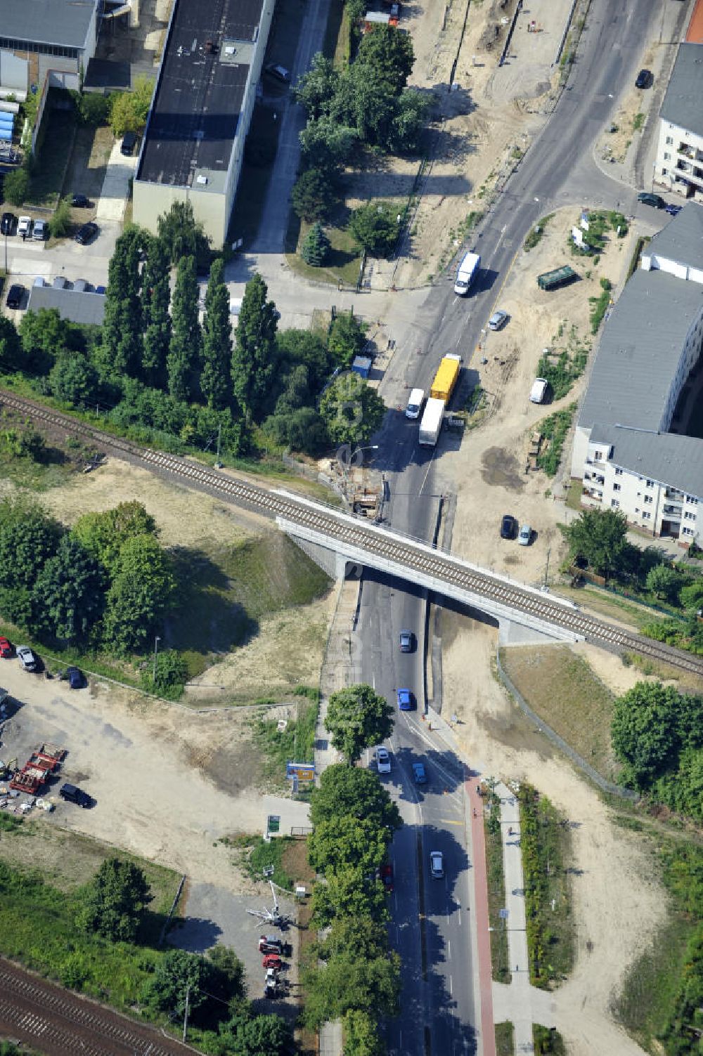 Berlin von oben - Bahnbrücke am Glienicker Weg / Glienicker Straße in Berlin - Adlershof