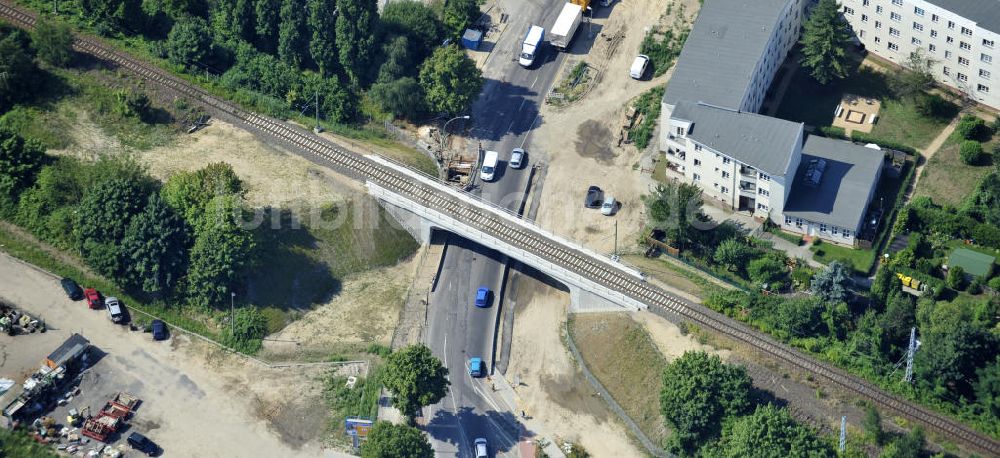 Berlin aus der Vogelperspektive: Bahnbrücke am Glienicker Weg / Glienicker Straße in Berlin - Adlershof