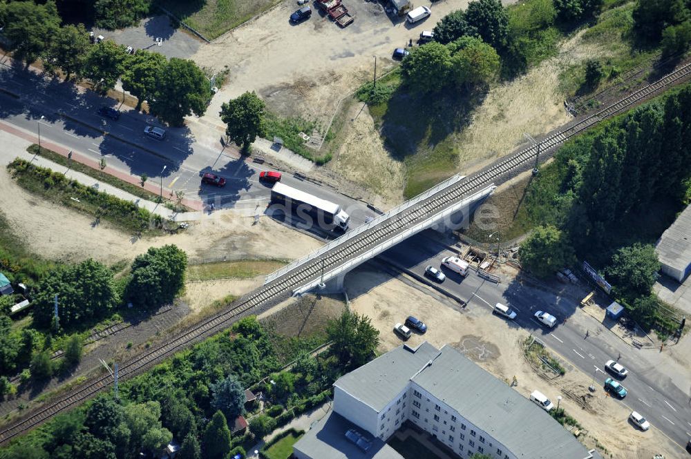 Luftaufnahme Berlin - Bahnbrücke am Glienicker Weg / Glienicker Straße in Berlin - Adlershof