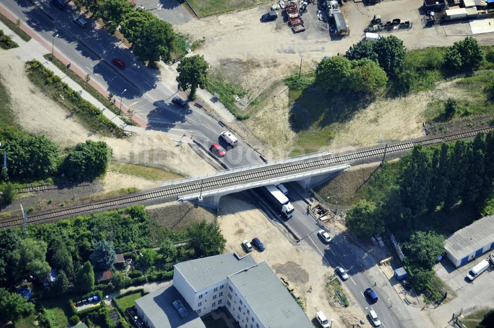 Berlin von oben - Bahnbrücke am Glienicker Weg / Glienicker Straße in Berlin - Adlershof