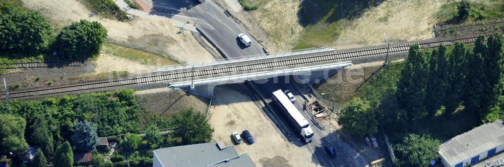 Berlin aus der Vogelperspektive: Bahnbrücke am Glienicker Weg / Glienicker Straße in Berlin - Adlershof