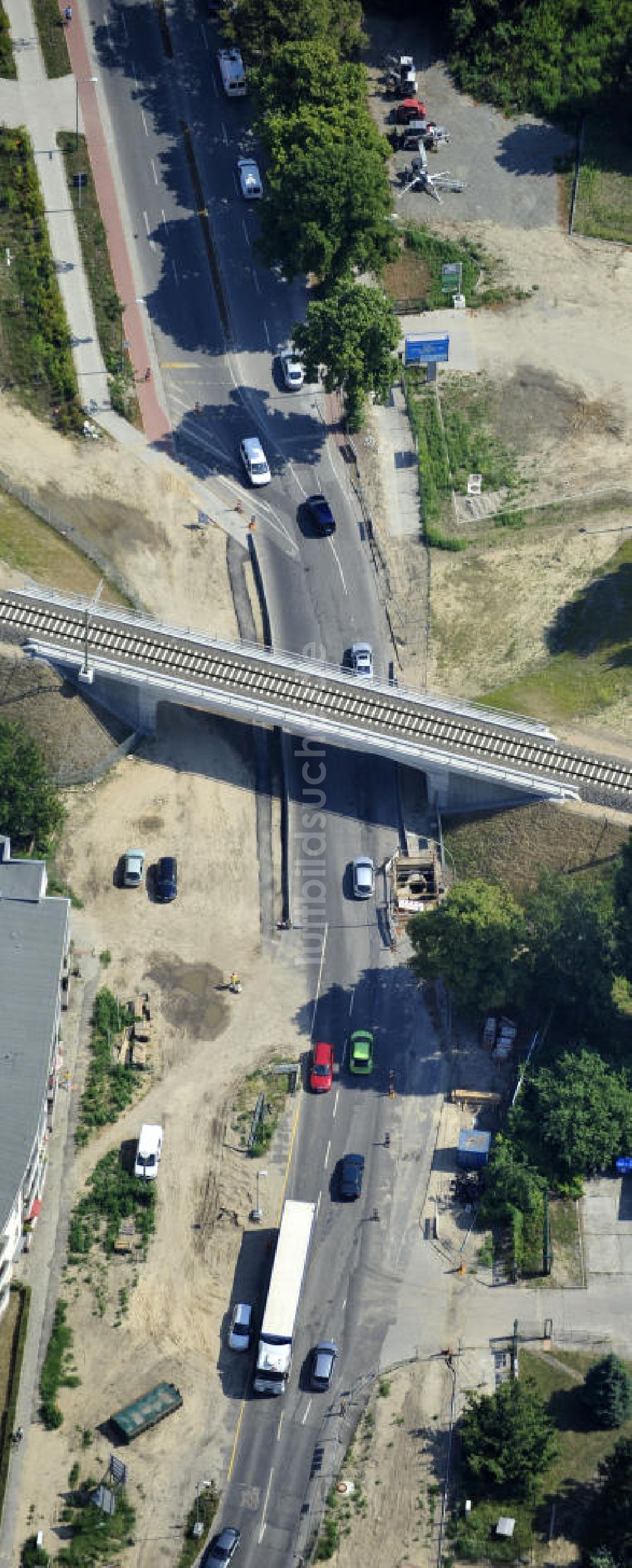 Luftaufnahme Berlin - Bahnbrücke am Glienicker Weg / Glienicker Straße in Berlin - Adlershof