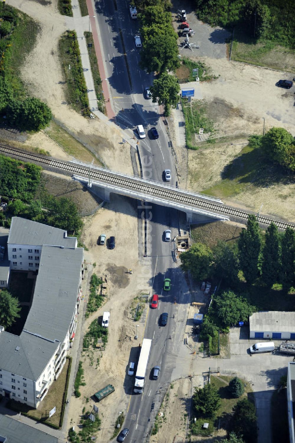 Berlin von oben - Bahnbrücke am Glienicker Weg / Glienicker Straße in Berlin - Adlershof