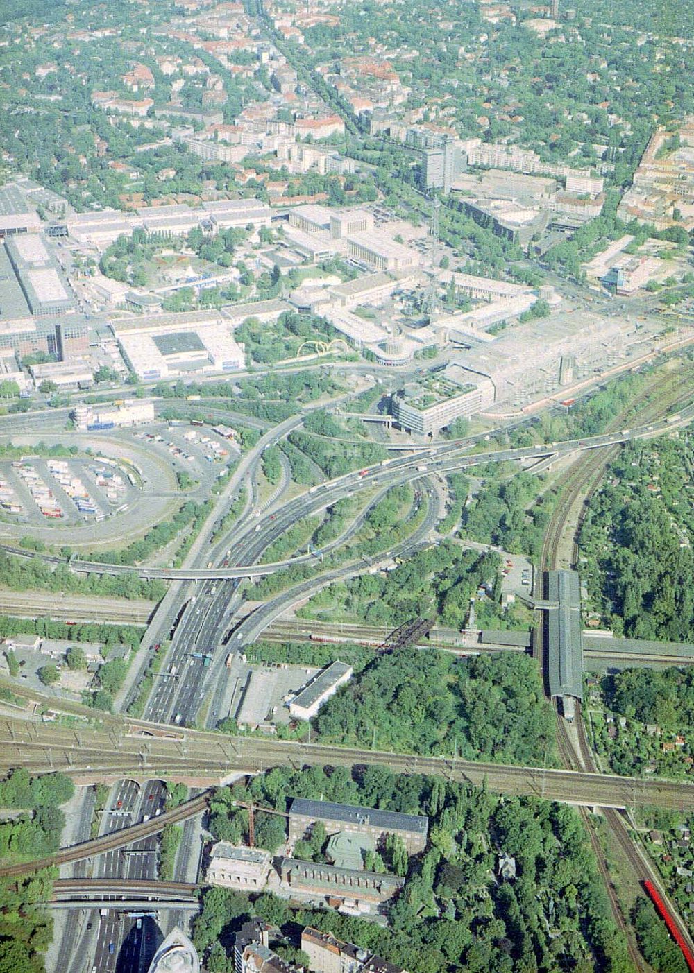 Luftbild Berlin - Charlottenburg - Bahngelände am Bhf Westkreuz und Messegelände am Berliner Funkturm in Berlin - Charlottenburg.