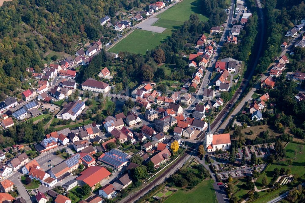 Luftaufnahme Adelsheim - Bahngleise an der Kirche vom Ortsteil Sennfeld in Adelsheim im Bundesland Baden-Württemberg, Deutschland