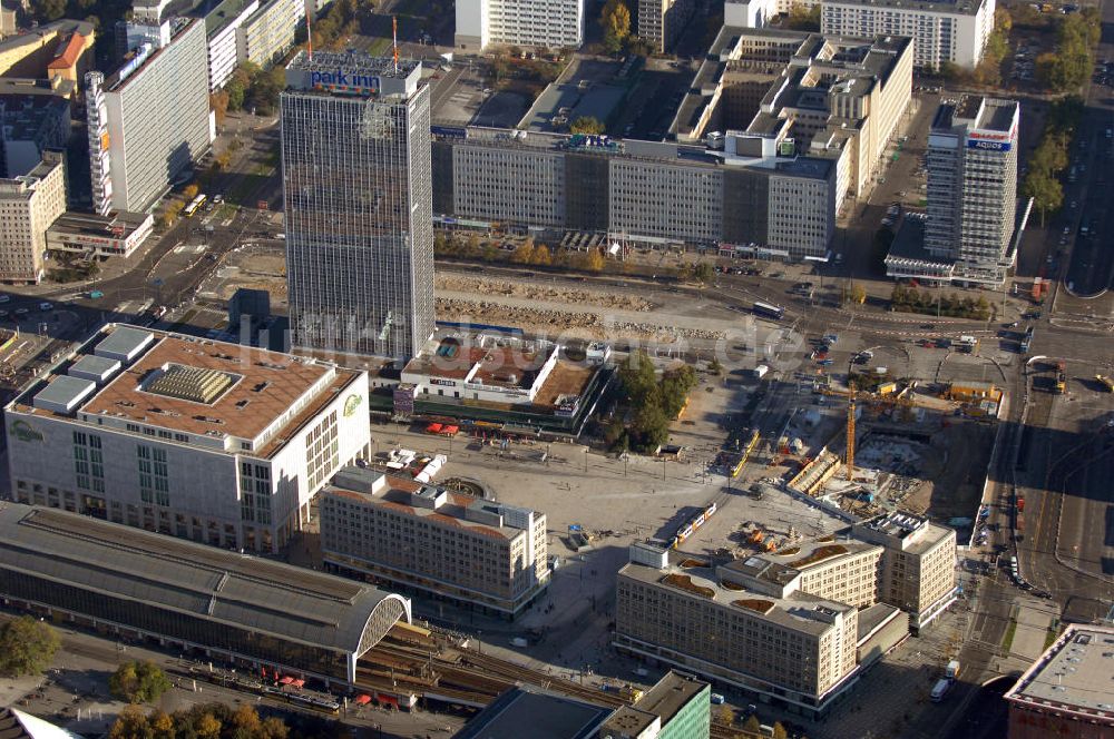 Luftaufnahme Berlin - Bahnhof Alexanderplatz mit Kaufhof, Haus der Elektroindustrie und Park inn