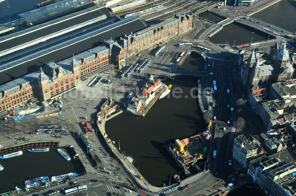 Luftaufnahme Amsterdam - Bahnhof Amsterdam Centraal in der Provinz Nordholland in den Niederlanden