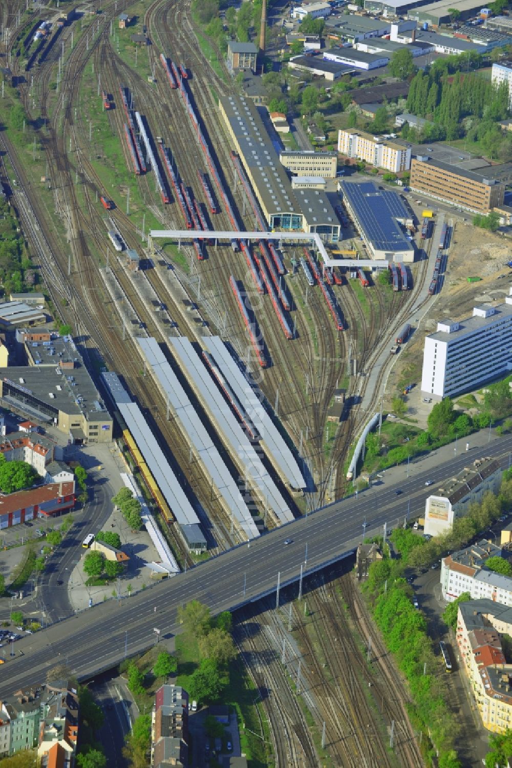 Luftaufnahme Berlin - Bahnhof und Bahnbetriebswerk Lichtenberg mit Rangierflächen und Abstellgleisen der Deutschen Bahn in Berlin