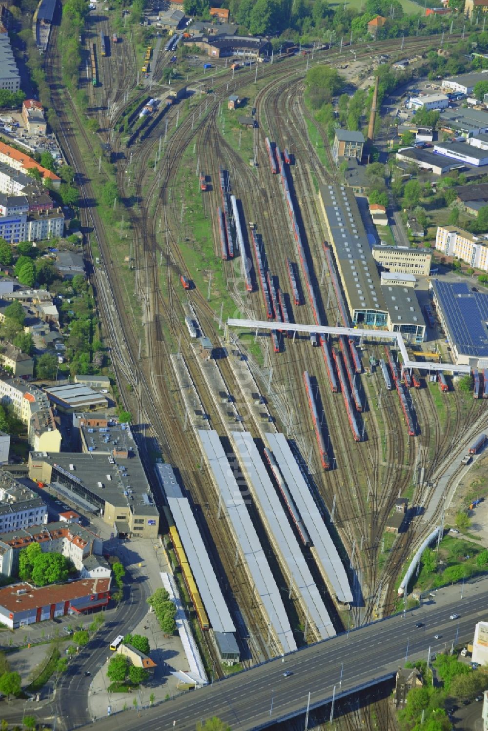 Berlin von oben - Bahnhof und Bahnbetriebswerk Lichtenberg mit Rangierflächen und Abstellgleisen der Deutschen Bahn in Berlin