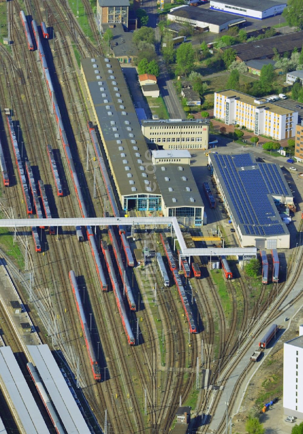 Berlin aus der Vogelperspektive: Bahnhof und Bahnbetriebswerk Lichtenberg mit Rangierflächen und Abstellgleisen der Deutschen Bahn in Berlin