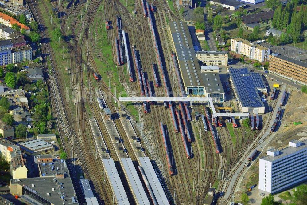 Luftbild Berlin - Bahnhof und Bahnbetriebswerk Lichtenberg mit Rangierflächen und Abstellgleisen der Deutschen Bahn in Berlin