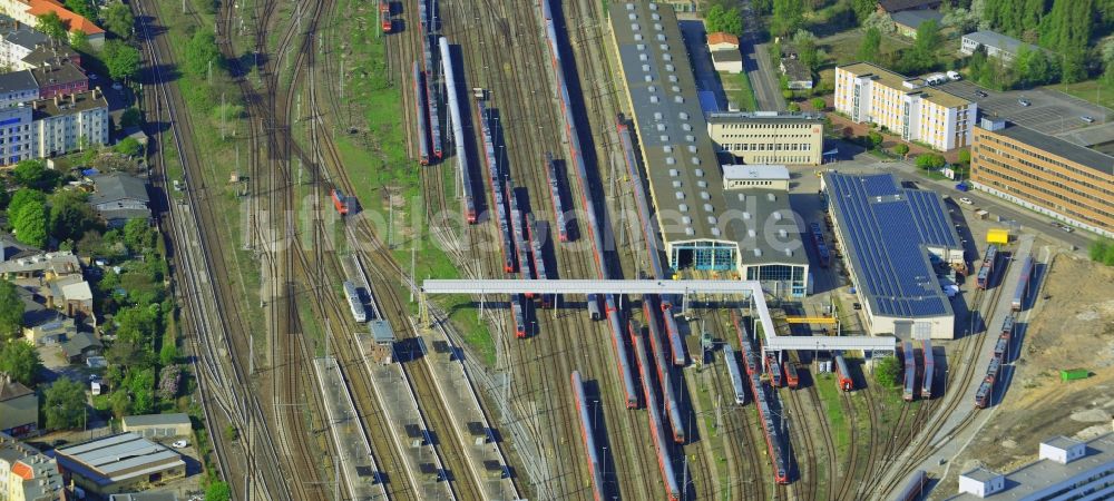 Luftaufnahme Berlin - Bahnhof und Bahnbetriebswerk Lichtenberg mit Rangierflächen und Abstellgleisen der Deutschen Bahn in Berlin