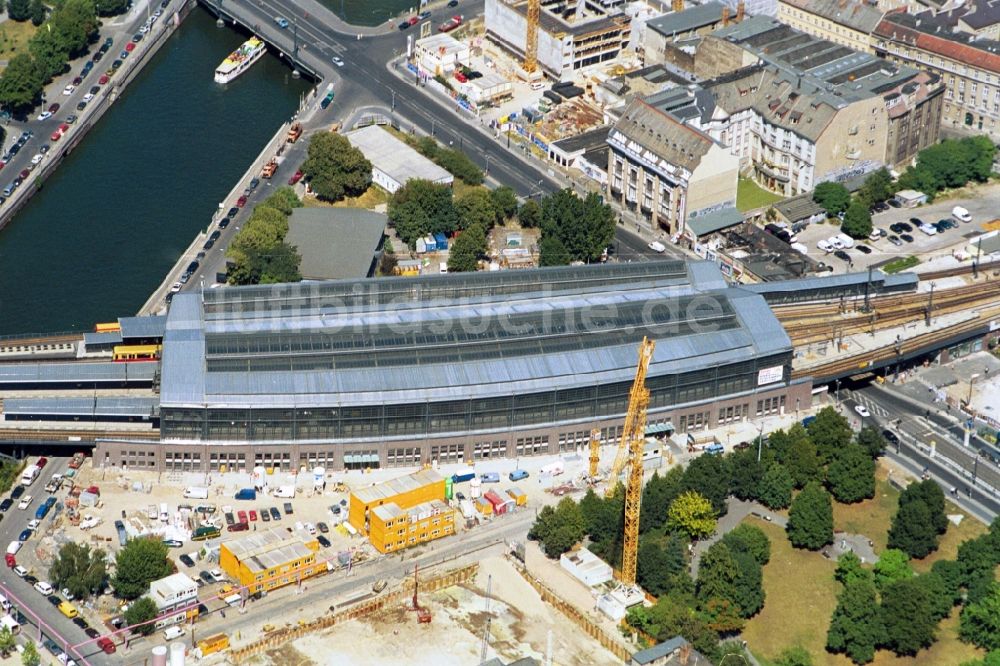 Luftaufnahme Berlin - Bahnhof Berlin Friedrichstraße und umliegende Baustellen