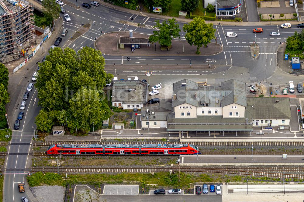 Luftaufnahme Arnsberg - Bahnhof der Deutschen Bahn Neheim-Hüsten in Arnsberg im Bundesland Nordrhein-Westfalen, Deutschland