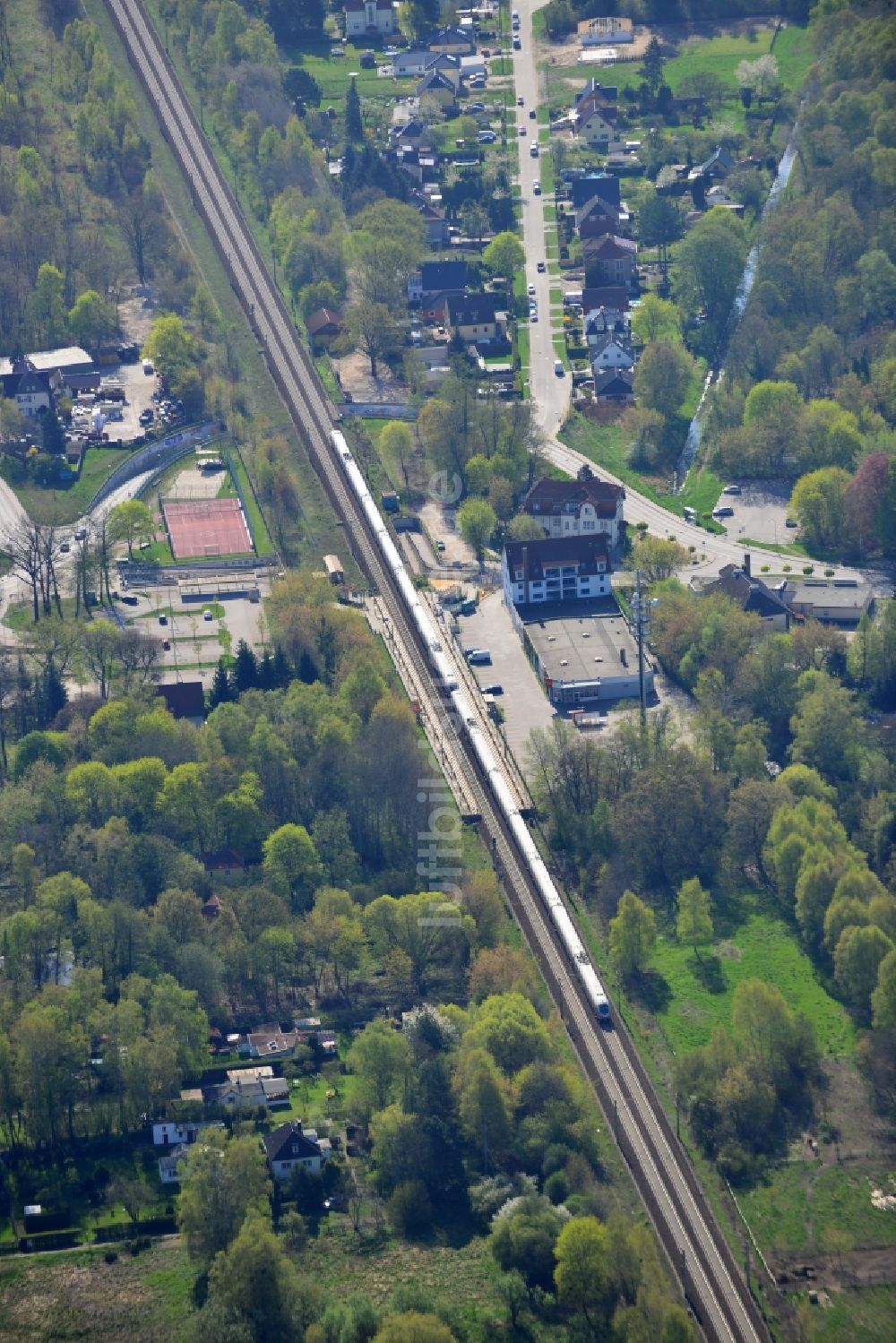 Luftbild Falkensee Ortsteil Finkenkrug - Bahnhof Finkenkrug ,ein Regionalbahnhof im gleichnamigen Ortsteil von Falkensee im Bundesland Brandenburg