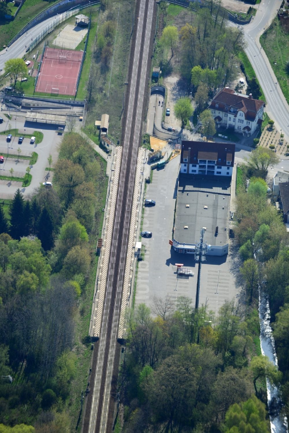 Luftaufnahme Falkensee Ortsteil Finkenkrug - Bahnhof Finkenkrug ,ein Regionalbahnhof im gleichnamigen Ortsteil von Falkensee im Bundesland Brandenburg