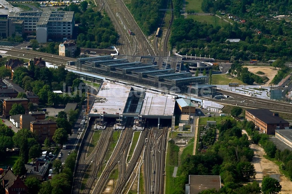 Luftaufnahme Berlin - Bahnhof und Gebäudekomplex Südkreuz im Bezirk Tempelhof-Schöneberg in Berlin