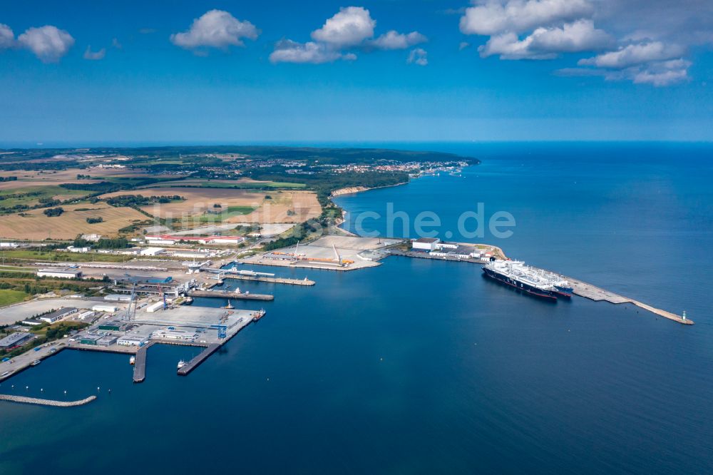 Luftbild Sassnitz - Bahnhof und Hafenanlagen des Fährhafen Mukran in Sassnitz im Bundesland Mecklenburg-Vorpommern, Deutschland