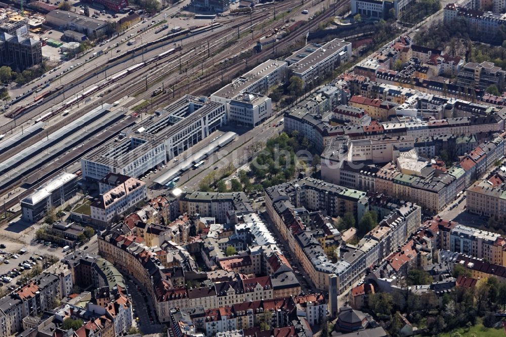 München von oben - Bahnhof München Ost oder Ostbahnhof der Deutschen Bahn am Orleansplatz im Münchener Stadtteil Haidhausen im Bundesland Bayern