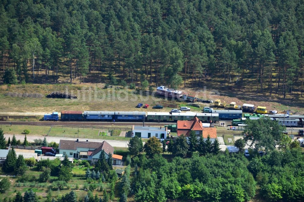 Kleinbahren von oben - Bahnhof der Niederlausitzer Museumseisenbahn ( NLME ) in Kleinbahren im Bundesland Brandenburg in Deutschland