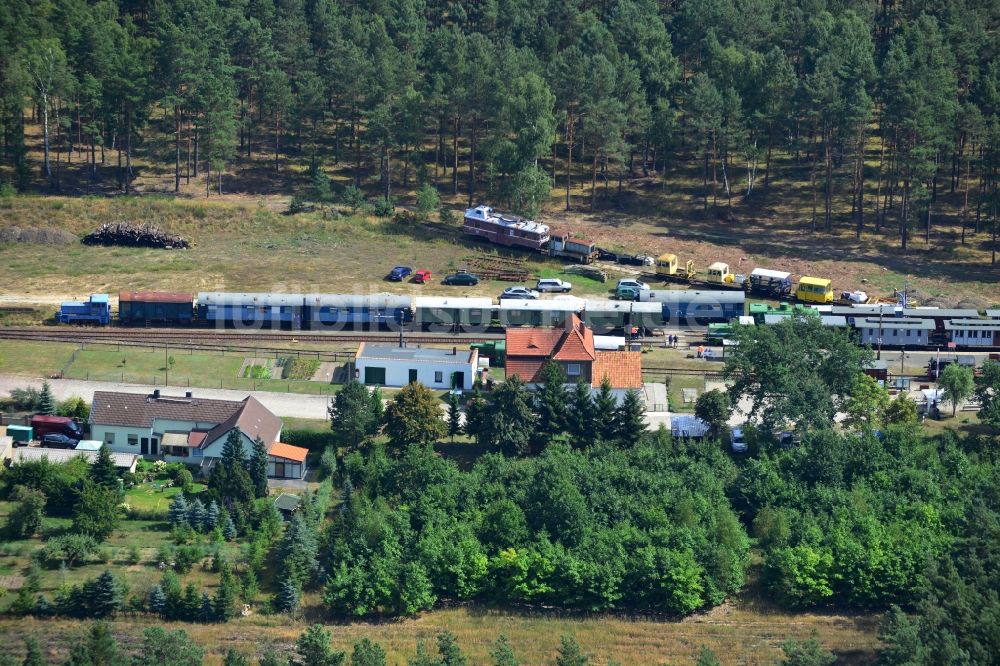 Kleinbahren aus der Vogelperspektive: Bahnhof der Niederlausitzer Museumseisenbahn ( NLME ) in Kleinbahren im Bundesland Brandenburg in Deutschland