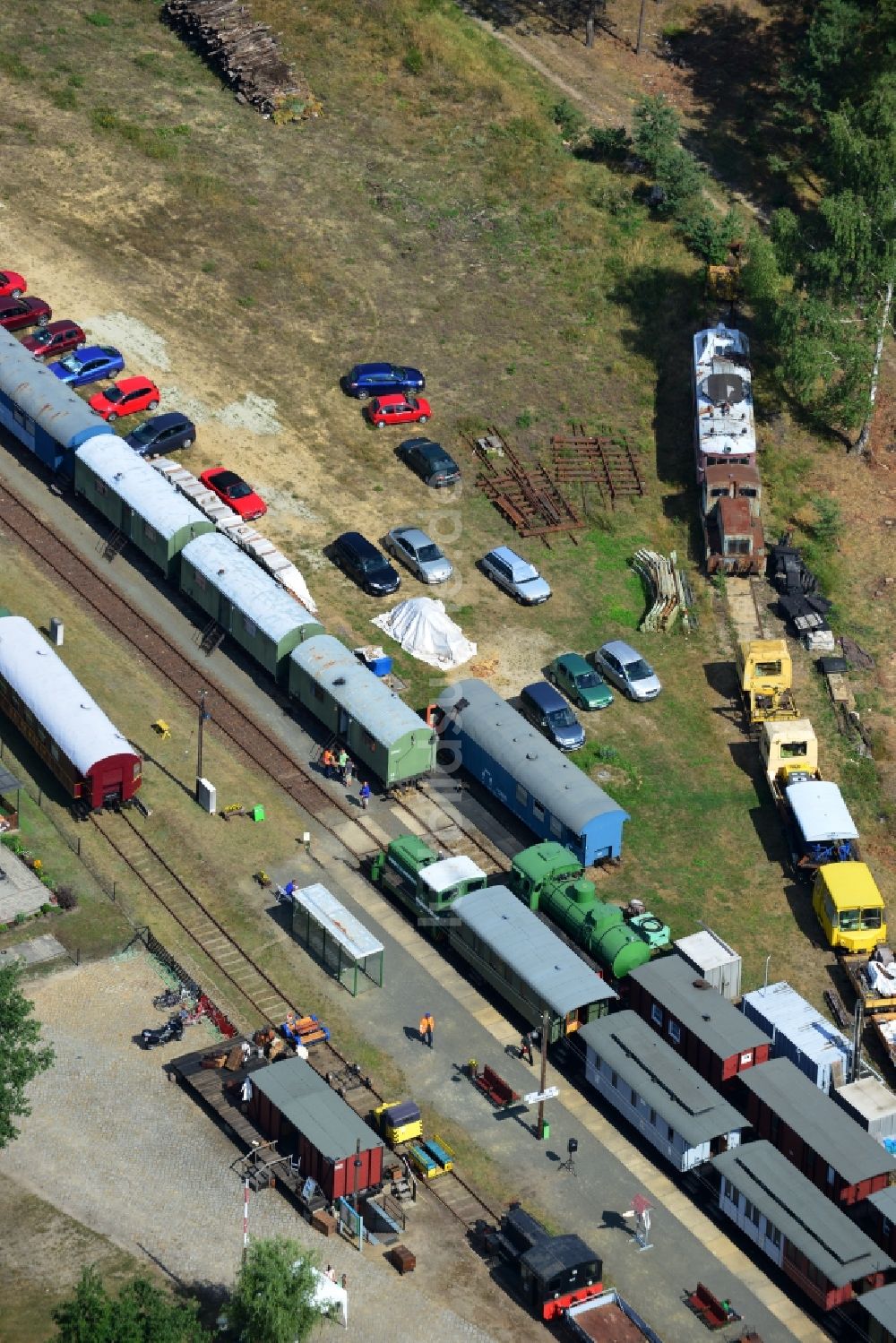 Kleinbahren aus der Vogelperspektive: Bahnhof der Niederlausitzer Museumseisenbahn ( NLME ) in Kleinbahren im Bundesland Brandenburg in Deutschland