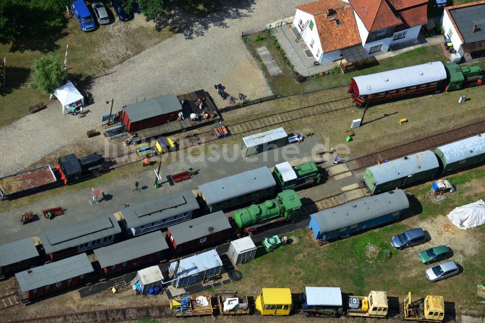 Kleinbahren aus der Vogelperspektive: Bahnhof der Niederlausitzer Museumseisenbahn ( NLME ) in Kleinbahren im Bundesland Brandenburg in Deutschland