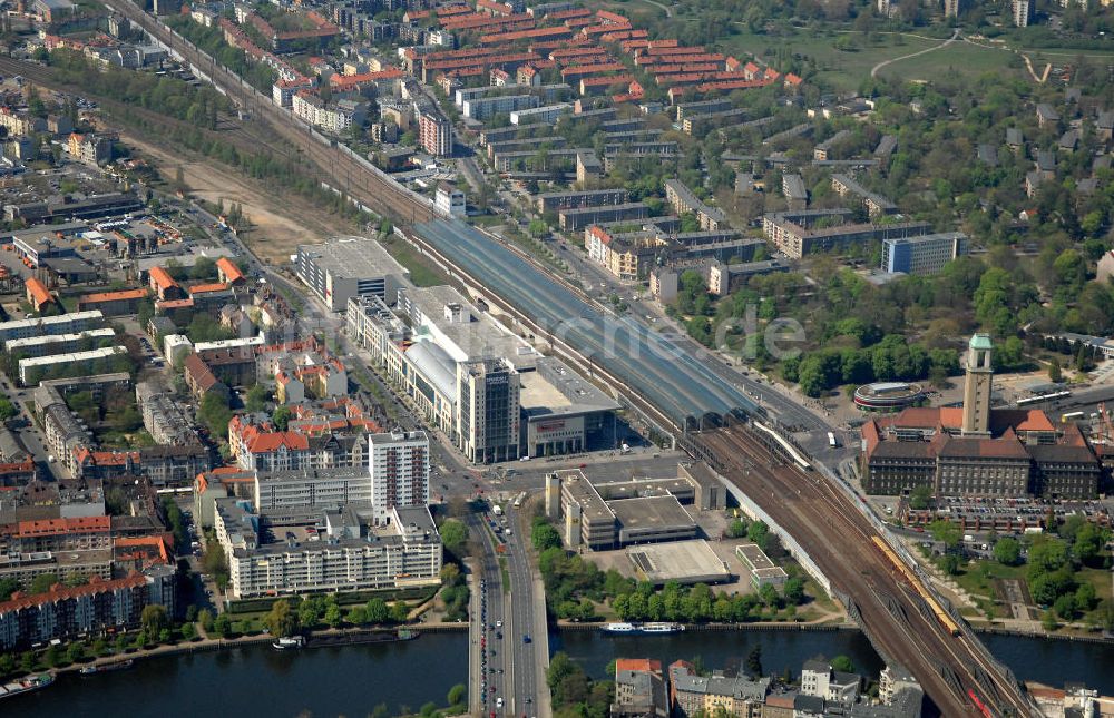 Luftbild Berlin - Bahnhof Spandau an der Seegefelder Straße neben den Spandau Arcaden in Berlin-Spandau