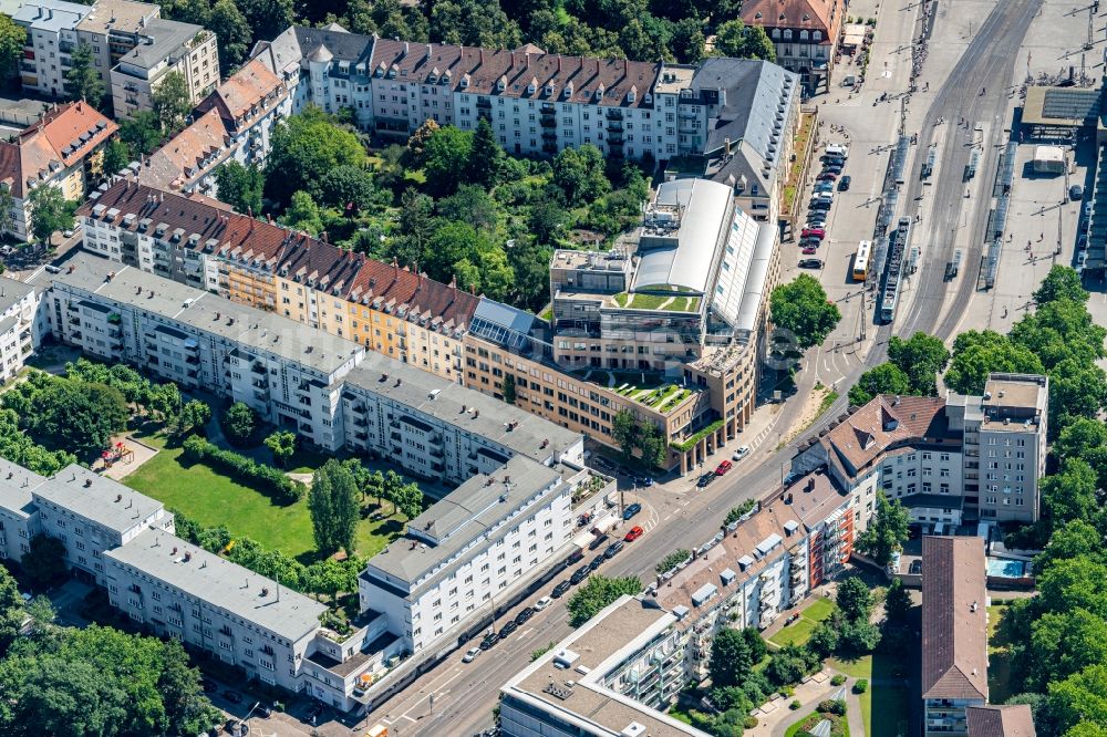 Karlsruhe aus der Vogelperspektive: Bahnhof Vorplatz mit Gebäuden in Karlsruhe im Bundesland Baden-Württemberg, Deutschland