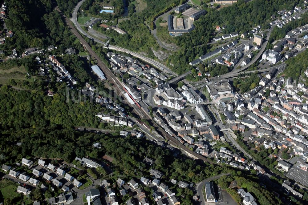 Idar-Oberstein Rheinland-Pfalz, von oben - Bahnhof im Zentrum von Idar-Oberstein im Bundesland Rheinland-Pfalz