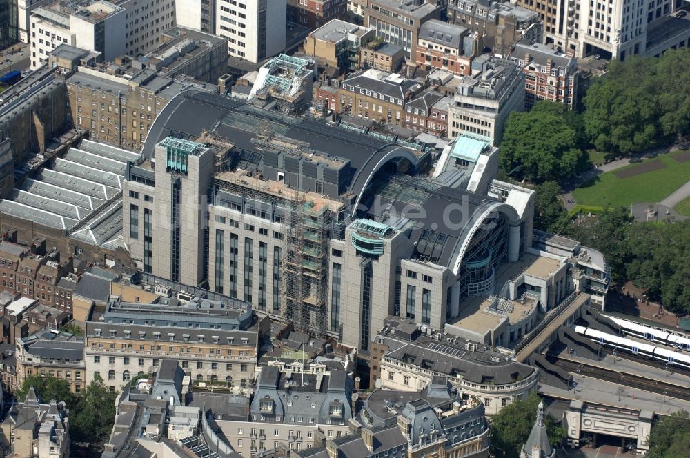 Luftbild London Bahnhofsgebaude Charing Cross In London