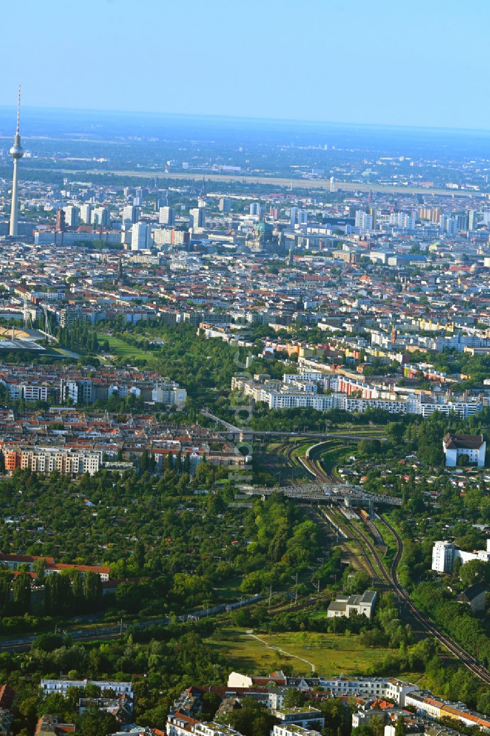 Berlin von oben - Bahnhofsgebäude des S-Bahnhofes Bornholmer Straße im Ortsteil Prenzlauer Berg in Berlin, Deutschland