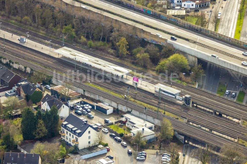 Luftaufnahme Duisburg - Bahnhofsgebäude des S-Bahnhofes Duisburg-Buchholz in Duisburg im Bundesland Nordrhein-Westfalen, Deutschland