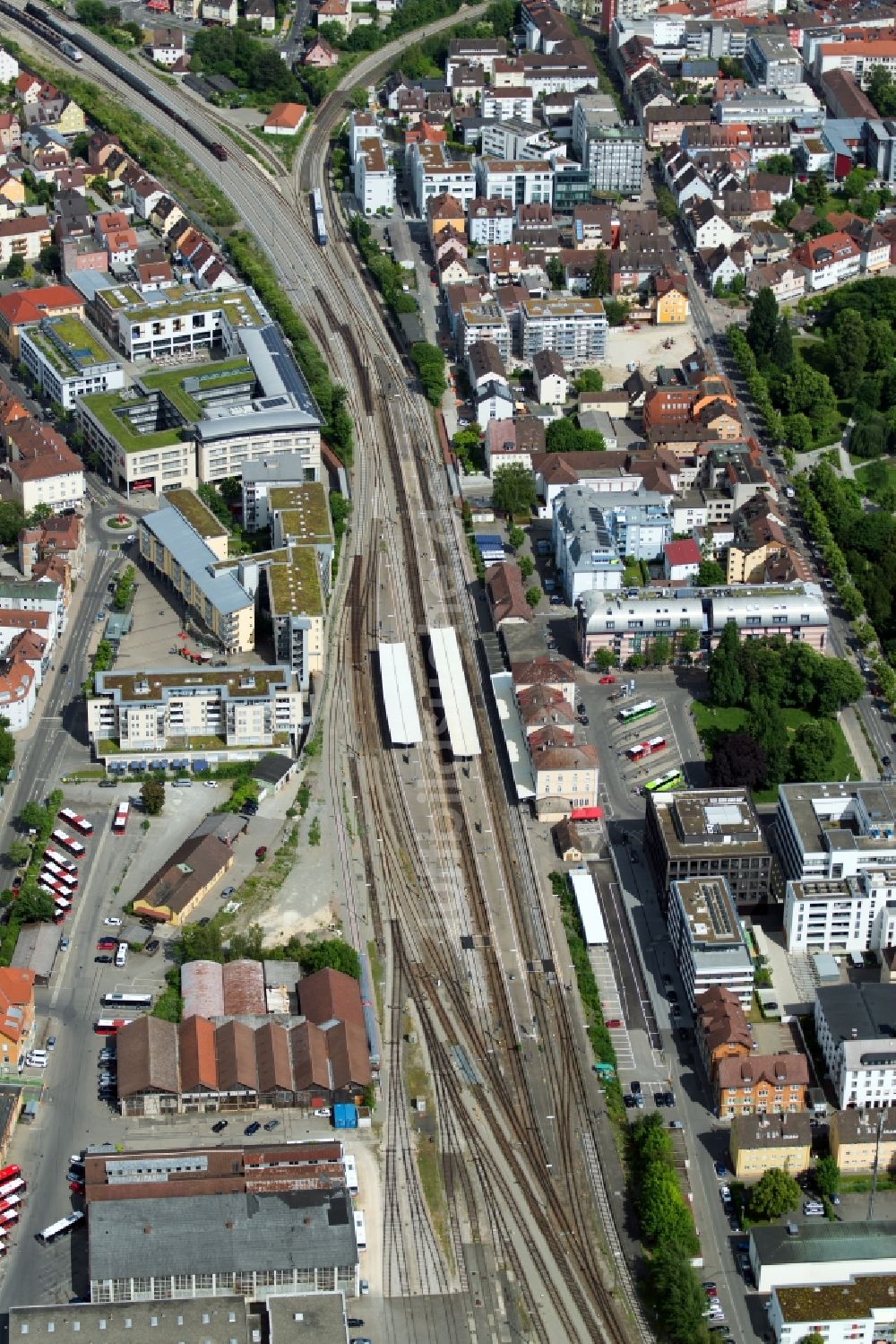 Friedrichshafen von oben - Bahnhofsgebäude des Bahnhofes Friedrichshafen Stadt der Deutschen Bahn in Friedrichshafen im Bundesland Baden-Württemberg, Deutschland