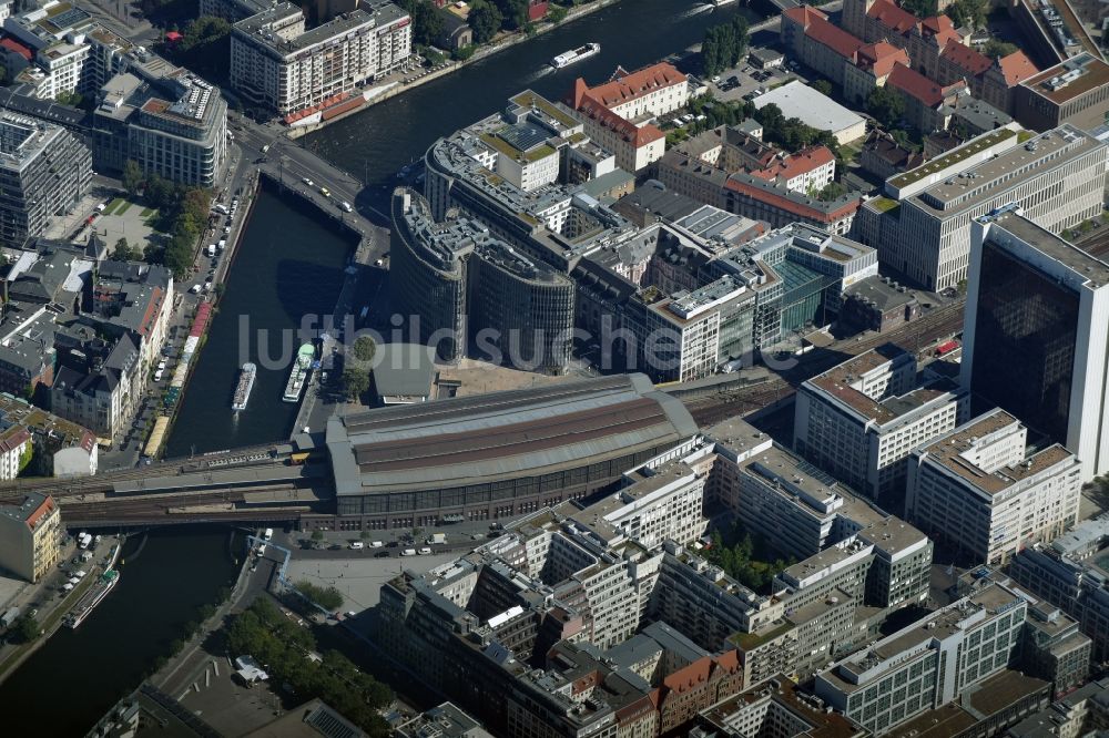 Berlin von oben - Bahnhofsgebäude des S-Bahnhofes Friedrichstraße in Berlin