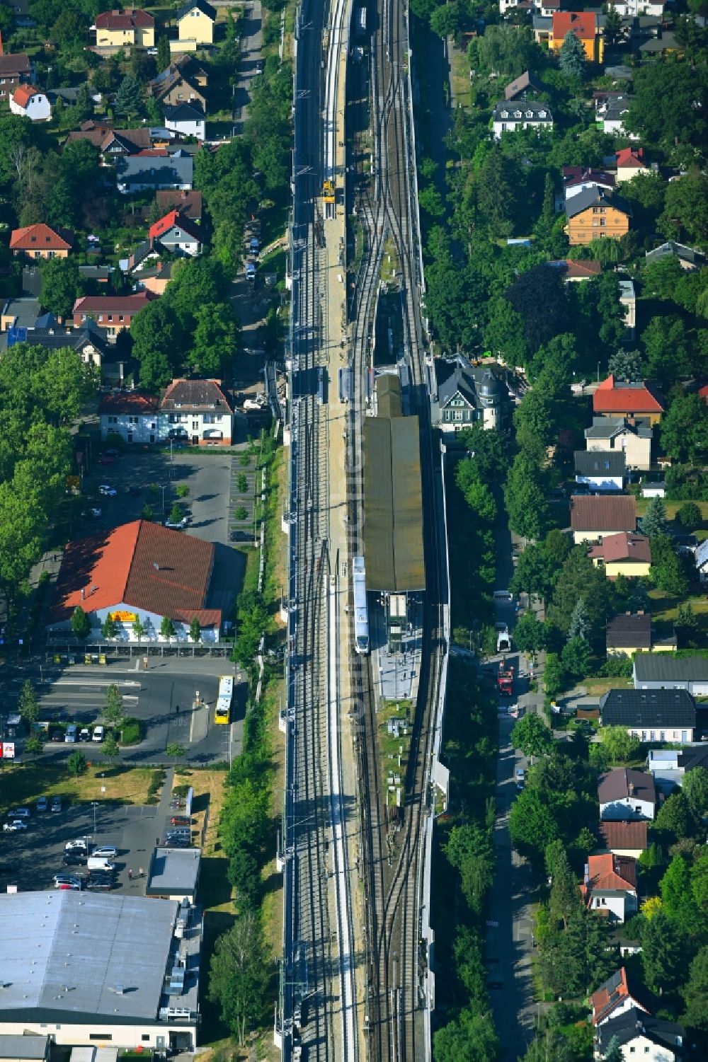 Luftbild Berlin - Bahnhofsgebäude des S-Bahnhofes Karow in Berlin, Deutschland