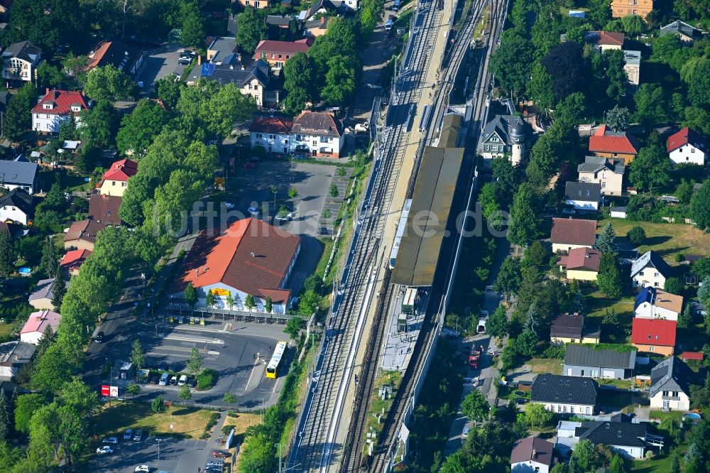 Luftaufnahme Berlin - Bahnhofsgebäude des S-Bahnhofes Karow in Berlin, Deutschland