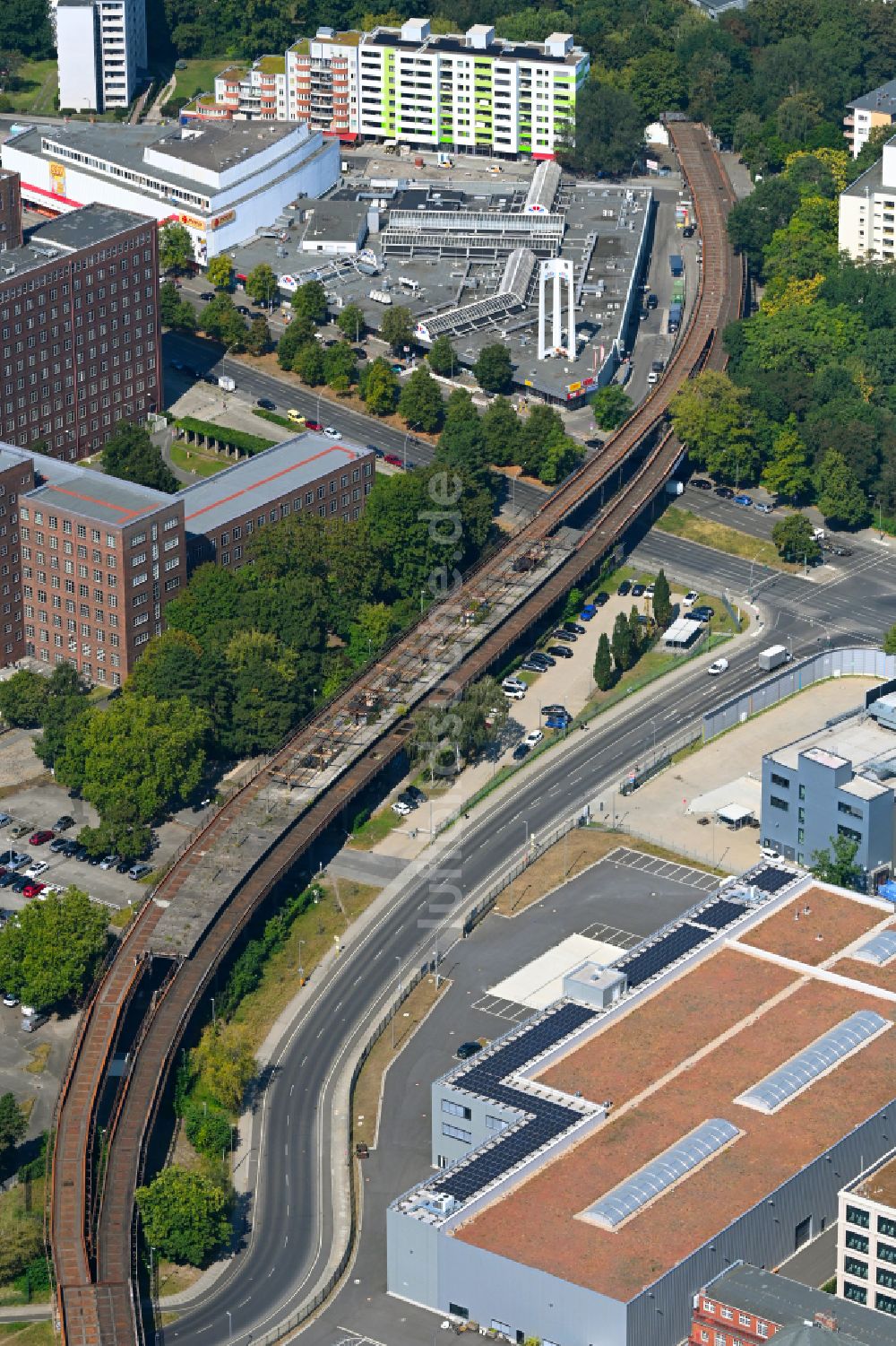 Luftaufnahme Berlin - Bahnhofsgebäude des S-Bahnhofes Siemensstadt in Berlin, Deutschland