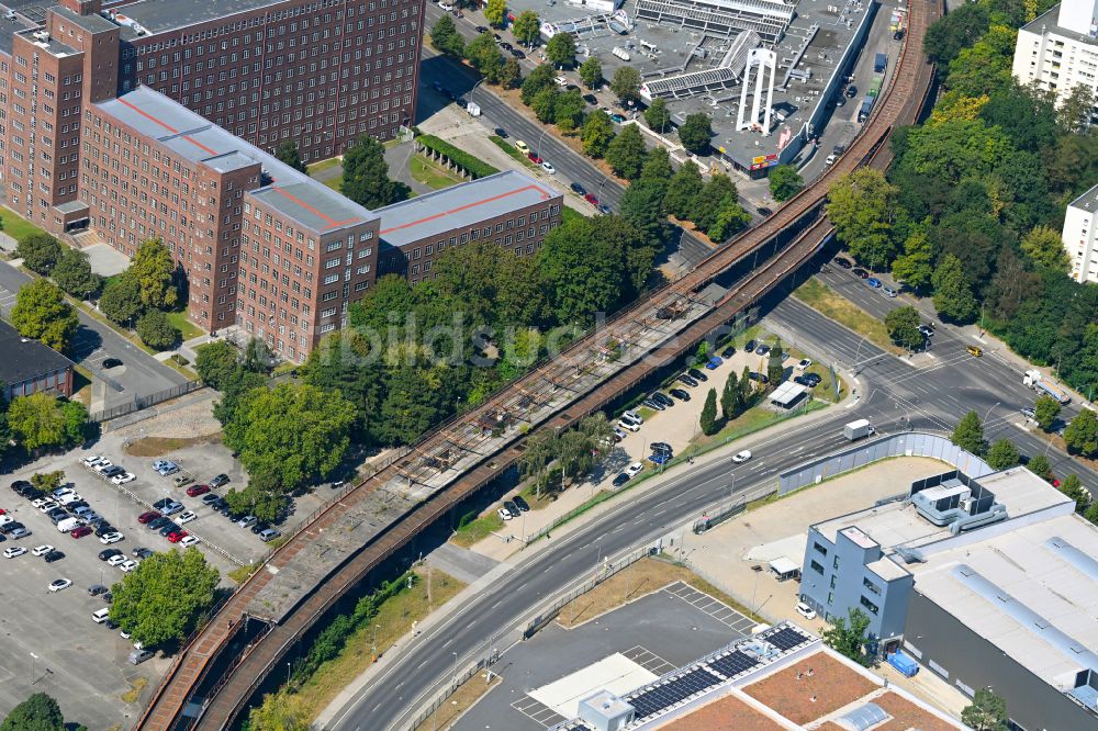 Berlin von oben - Bahnhofsgebäude des S-Bahnhofes Siemensstadt in Berlin, Deutschland