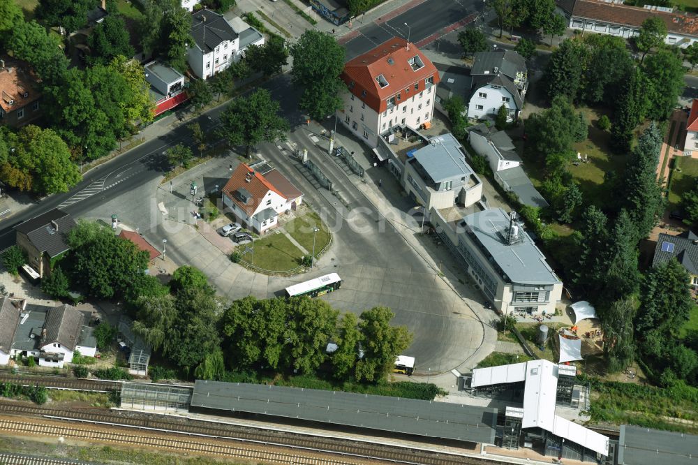 Berlin aus der Vogelperspektive: Bahnhofsgebäude, Busbahnhof und Gleisanlagen des S-Bahnhofes Kaulsdorf in Berlin, Deutschland