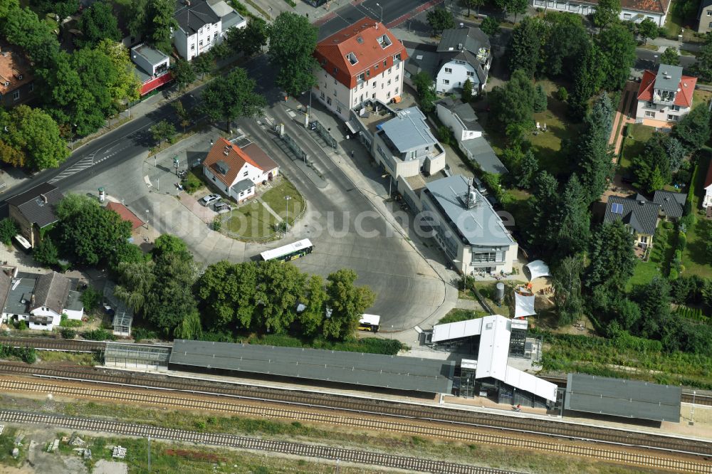 Luftbild Berlin - Bahnhofsgebäude, Busbahnhof und Gleisanlagen des S-Bahnhofes Kaulsdorf in Berlin, Deutschland