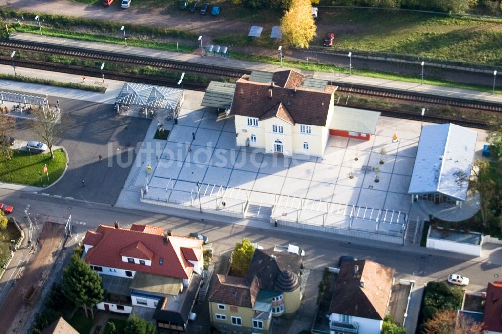 Luftbild Kandel - Bahnhofsgebäude und Gleisanlagen des Bahnhof in Kandel im Bundesland Rheinland-Pfalz